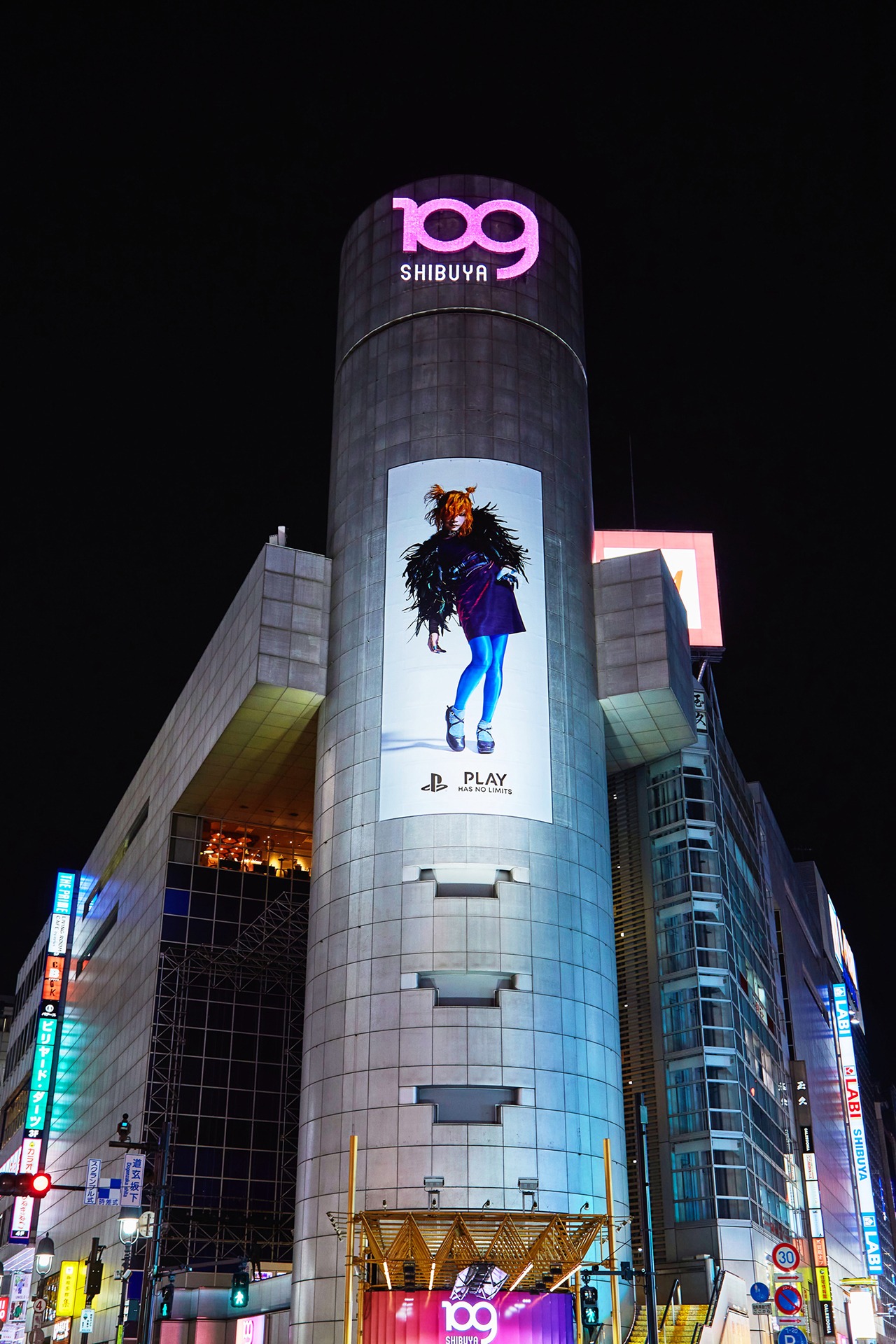 米津玄師を起用したSHIBUYA109渋谷店のシリンダー広告。