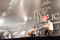 内澤崇仁（Vo, G / androp）とSHE'S。（Photo by AZUSA TAKADA）