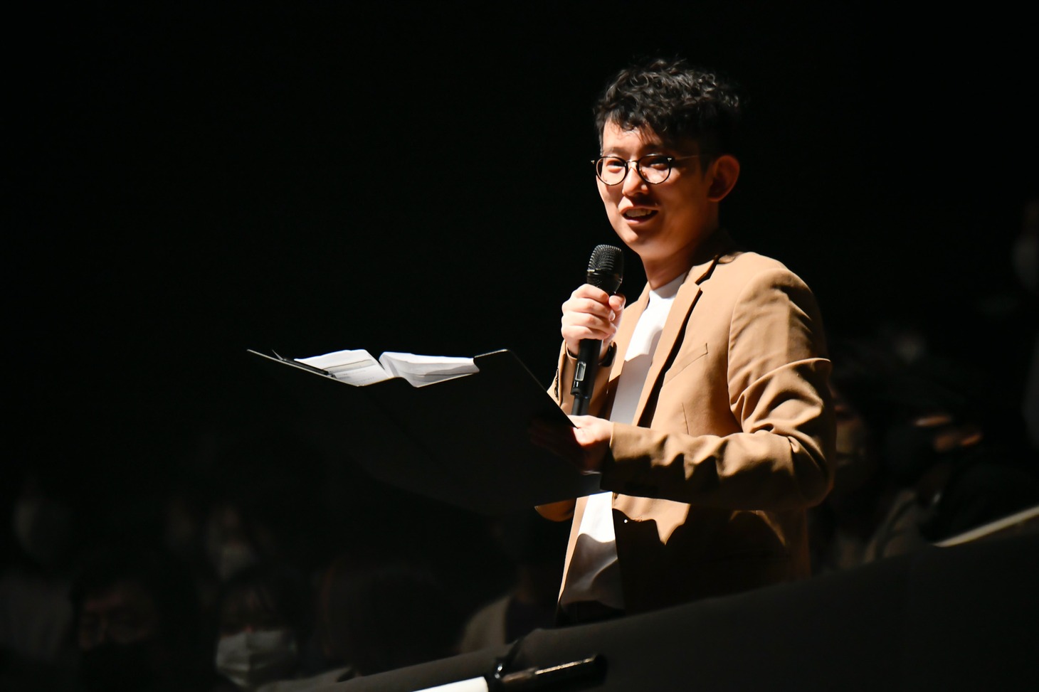 2日目MCの芦沢ムネト。（Photo by AZUSA TAKADA）