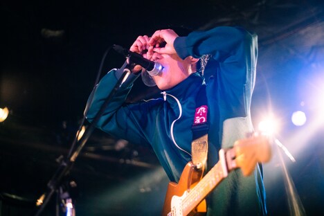 石ノ森けんぢろう（G, Vo / pinfu）（撮影：るなこさかい）