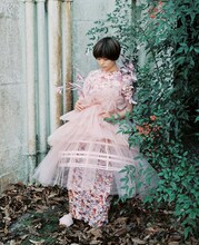 「花で織りなす二人の感性」より、杉咲花。（Photo by Sophie Isogai）