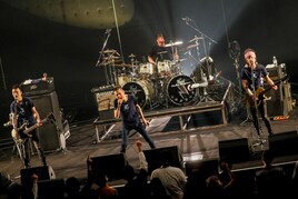 ザ・クロマニヨンズの2年ぶりツアーがスタート、最高のアルバムを爆音で届けるため羽田から全国へ