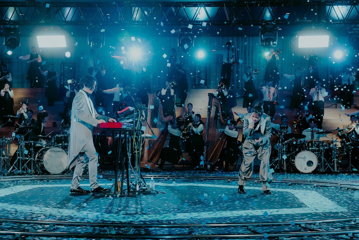 UT×YOASOBI「SING YOUR WORLD」より。（Photo by Kato Shumpei）