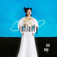 荒井麻珠「I n f i n I t y」ビジュアル