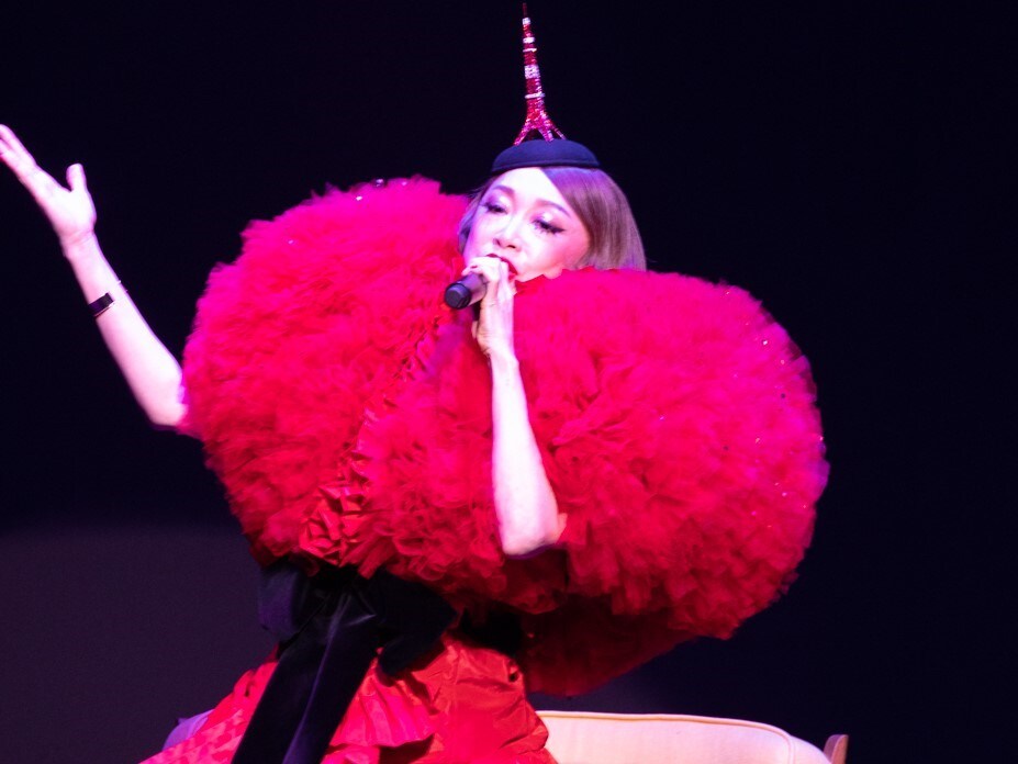 野宮真貴が真っ赤なハートの衣装で歌う「東京は夜の七時」Night TempoリアレンジVer.