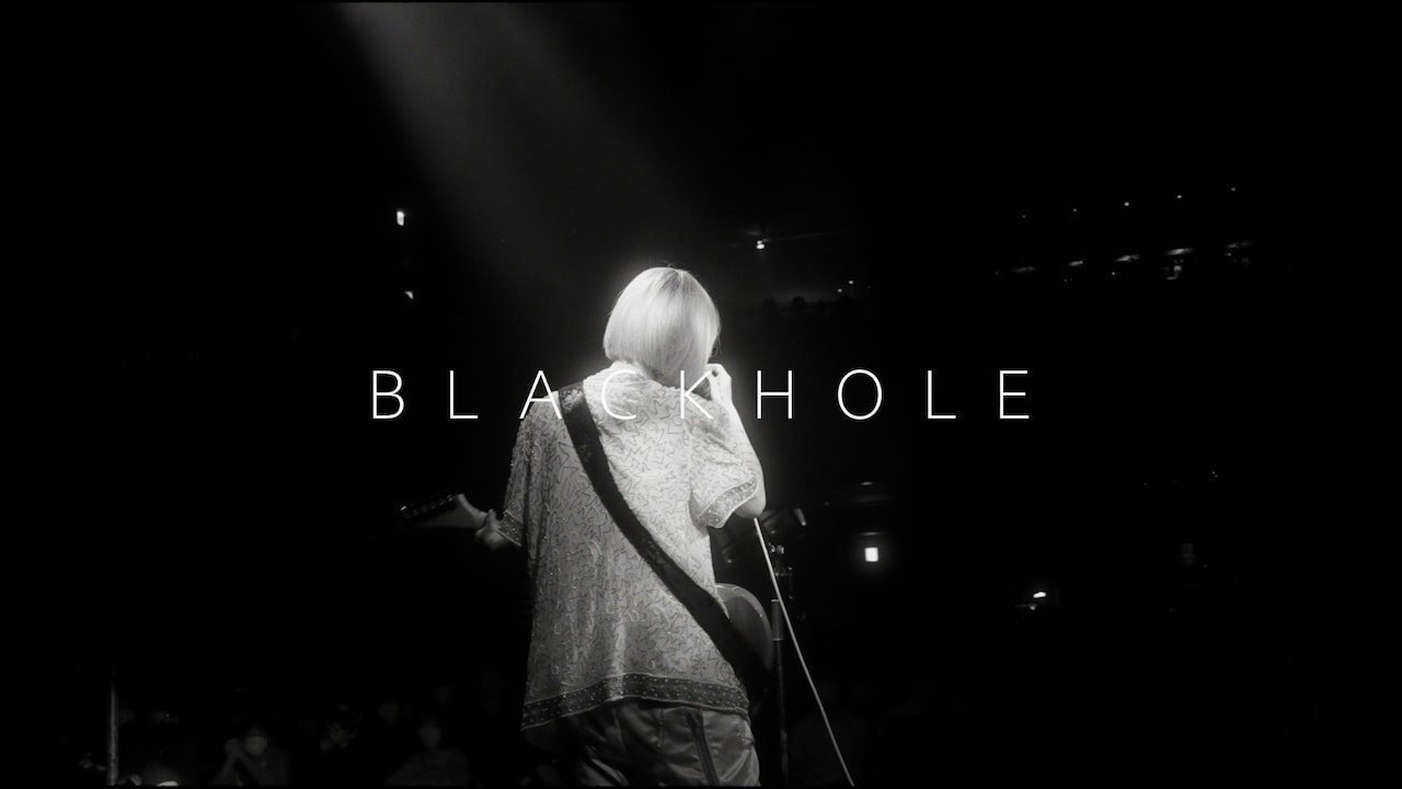 4s4kiがグランジ取り入れた「ブラックホール」MV公開、未発表曲のリハーサル映像も