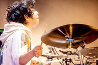 鈴木貴雄（Dr）（Photo by Viola Kam［V'z Twinkle］）