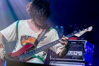 田淵智也（B）（Photo by Viola Kam［V'z Twinkle］）