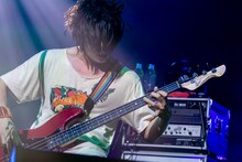 田淵智也（B）（Photo by Viola Kam［V'z Twinkle］）