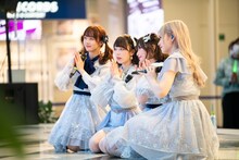 舁夫と記念撮影する神宿。