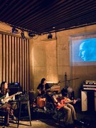 映画「貝殻と僧侶」生演奏付き上映の様子。