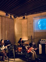 映画「貝殻と僧侶」生演奏付き上映の様子。