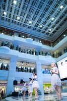 「神宿 RESTART LIVE in 池袋・サンシャインシティ噴水広場」の様子。