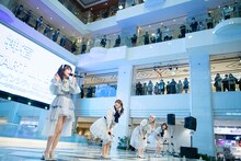 「神宿 RESTART LIVE in 池袋・サンシャインシティ噴水広場」の様子。