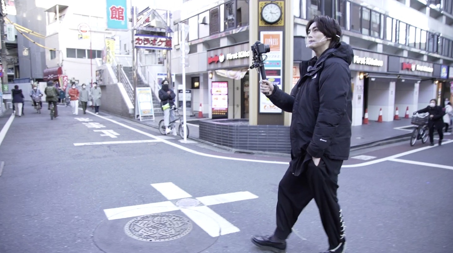 街を散策する長妻怜央。
