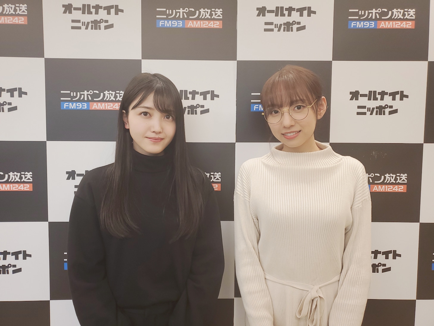左から久保史緒里、新内眞衣。