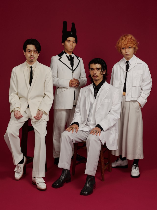 OKAMOTO'S。右から1番目がオカモトコウキ（G）、2番目がオカモトショウ（Vo）。