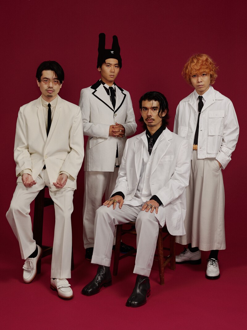 OKAMOTO'S。右から1番目がオカモトコウキ（G）、2番目がオカモトショウ（Vo）。