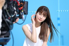 「サンカット(R) ライトアップUV エッセンス」CM撮影中の生見愛瑠。