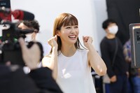 「サンカット(R) ライトアップUV エッセンス」CM撮影中の生見愛瑠。