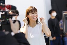 「サンカット(R) ライトアップUV エッセンス」CM撮影中の生見愛瑠。