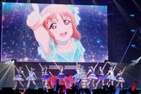 Aqoursのライブの様子。