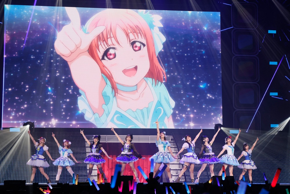 Aqoursのライブの様子。