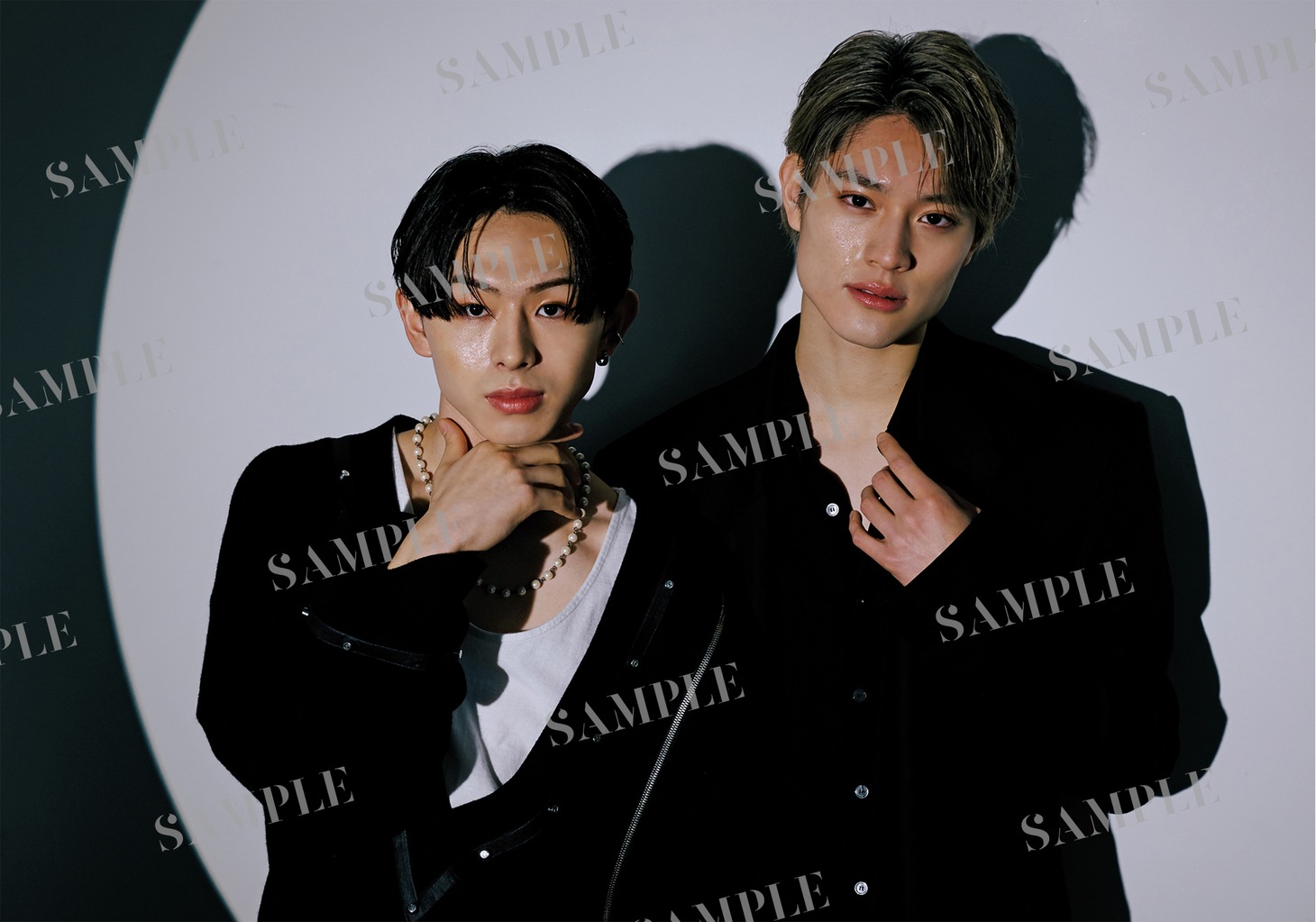 「ONE N' ONLY OFFICIAL CALENDAR 2022.4-2023.3」スタダ便 特典の生写真。(c)SDP