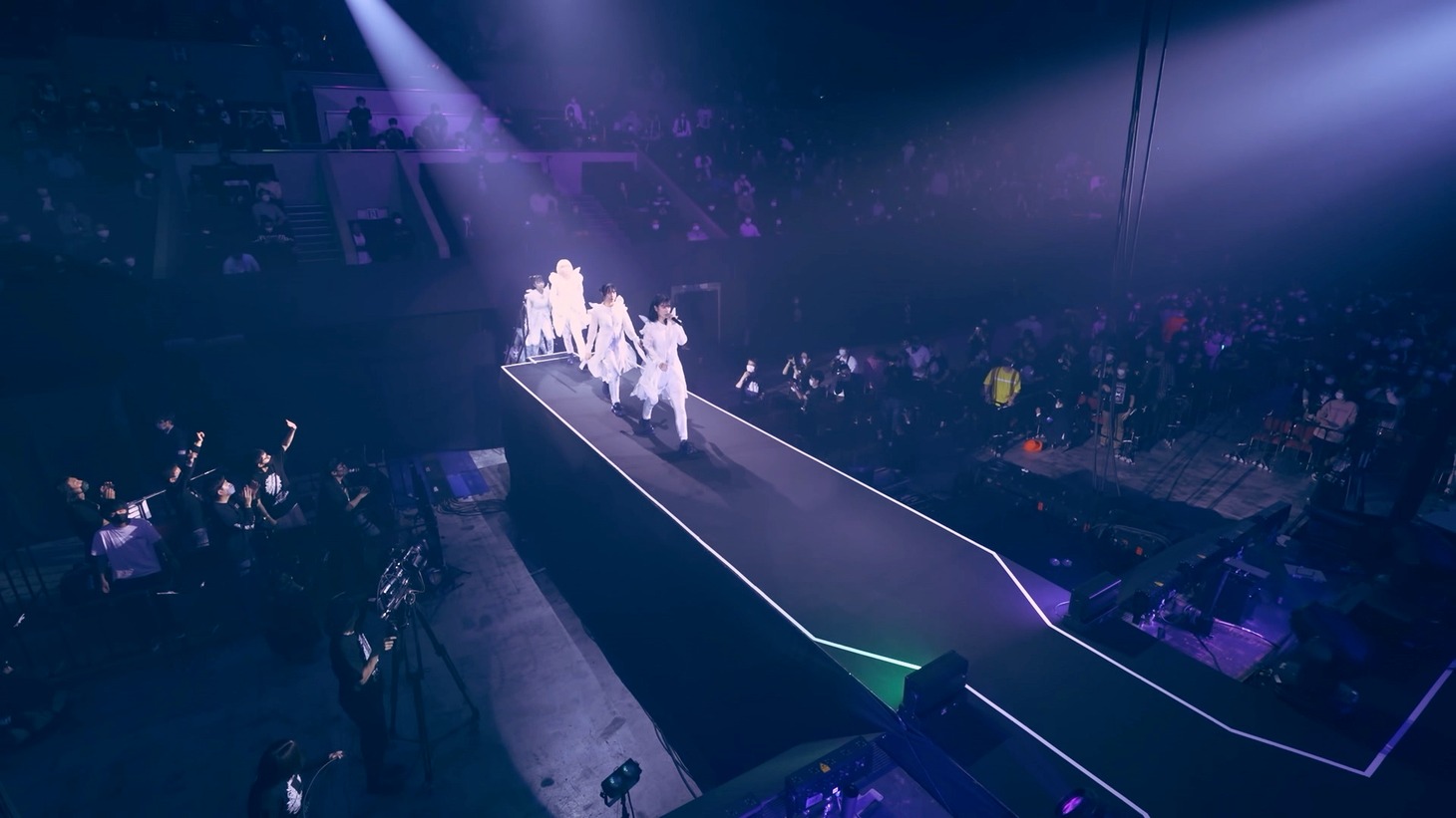 EMPiRE「EMPiRE'S SUPER ULTRA SPECTACULAR SHOW」より。