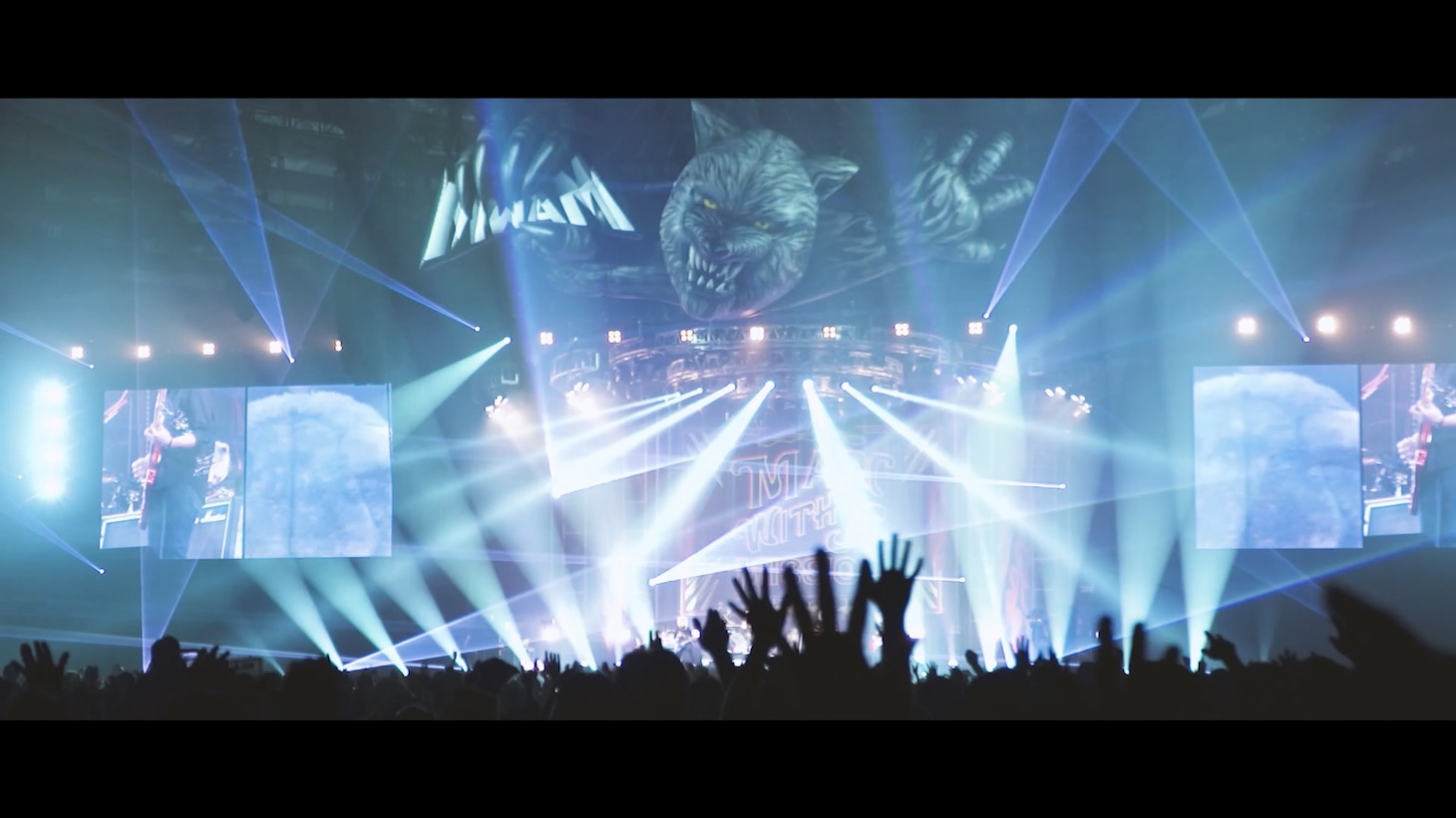 MAN WITH A MISSION「Thunderstruck」ミュージックビデオより。（Photo by Daisuke Sakai）