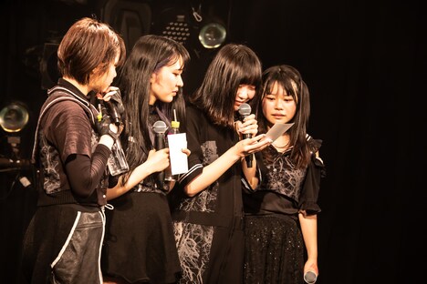 手紙を朗読する長門蓮と見守るメンバー。（Photo by Masayo）