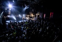 DOTAMAのライブの様子。（Photo by Masayo）