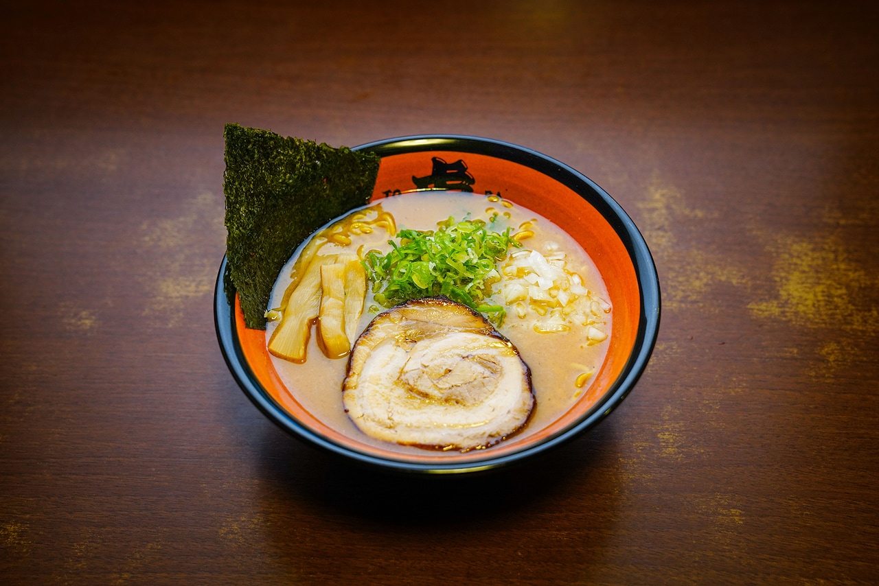 看板メニューの「琥珀」は魚介豚骨の塩味。クリーミーなスープが魅力だ。