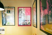 店内には額装されたクレイジーケンバンドのポスターがいっぱい。