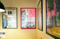 店内には額装されたクレイジーケンバンドのポスターがいっぱい。