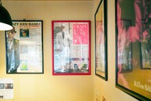 店内には額装されたクレイジーケンバンドのポスターがいっぱい。