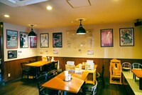 らーめん虎の店内。アクリル板にはクレイジーケンバンドメンバーのサインが。