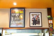店内の一番いい位置にKENさんと横山剣さんのツーショット写真が飾られている。