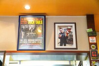 店内の一番いい位置にKENさんと横山剣さんのツーショット写真が飾られている。