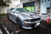 KENさん自慢のMUSTANG。「CRAZY KEN」の文字が入ったナンバープレートが飾られている。