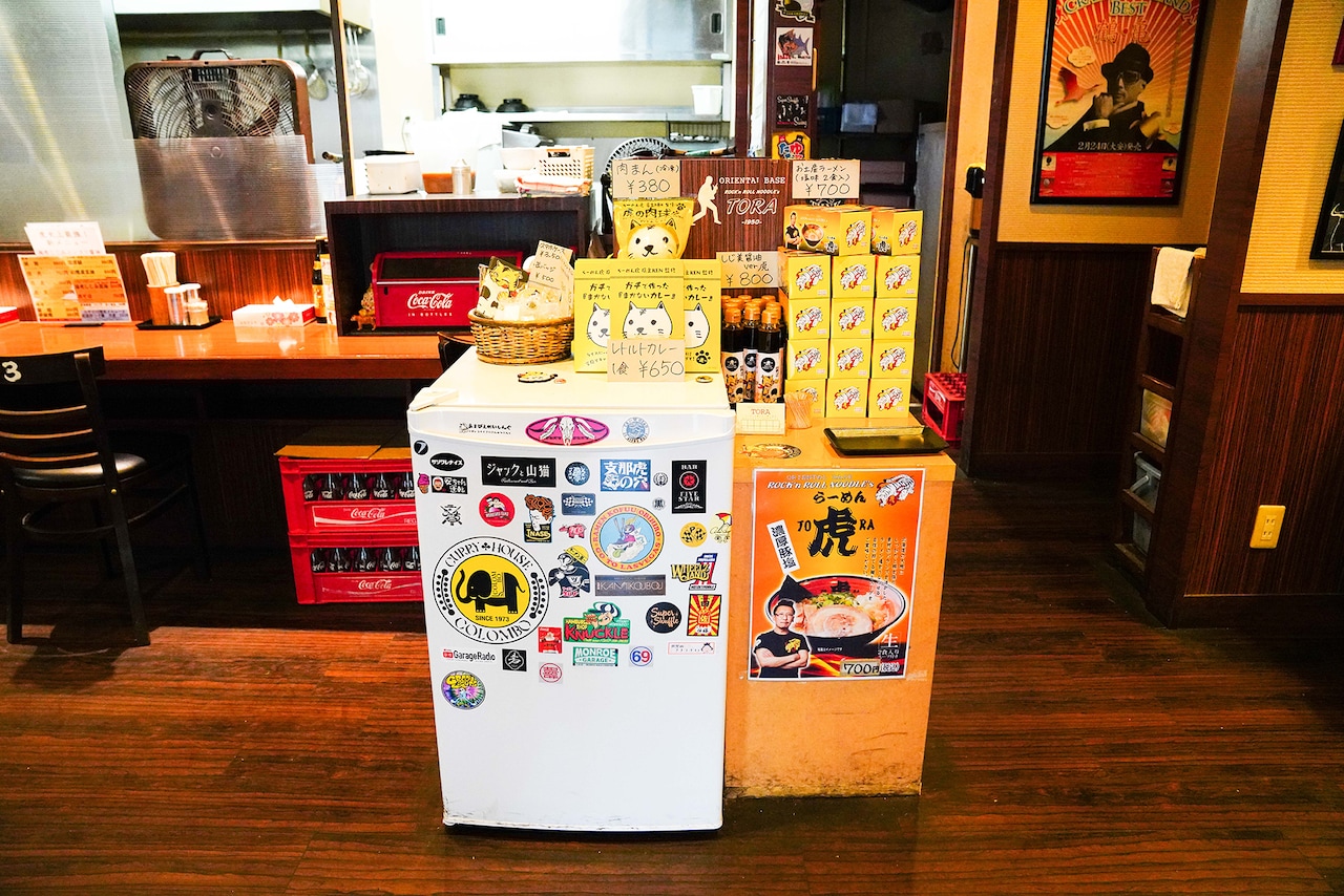 オリジナルのおみやげラーメンやレトルトカレーも扱う。
