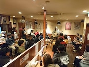 らーめん虎の店内でライブをする小野瀬雅生さん。