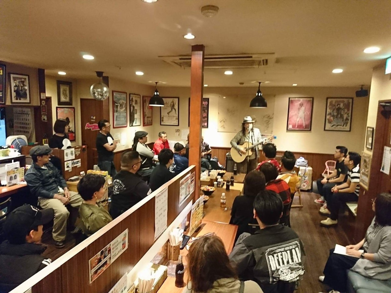 らーめん虎の店内でライブをする小野瀬雅生さん。