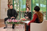 左からEXILE AKIRA、奈良岡朋子、黒柳徹子。(c)テレビ朝日