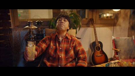 「サッポロ レモン・ザ・リッチ」新CM「愉しむ山崎さん」編より。