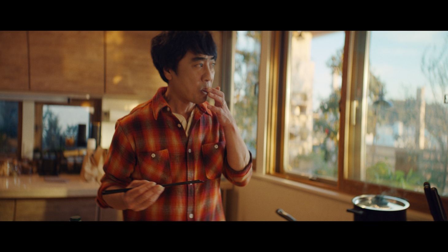 「サッポロ レモン・ザ・リッチ」新CM「愉しむ山崎さん」編より。