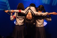 「最終人類」をパフォーマンスする新しい学校のリーダーズ。（Photo by Junpei Kawahata）