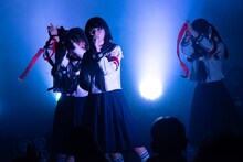 「試験前夜」をパフォーマンスする新しい学校のリーダーズ。（Photo by Junpei Kawahata）