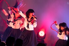 「試験前夜」をパフォーマンスする新しい学校のリーダーズ。（Photo by Junpei Kawahata）