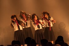 「試験前夜」をパフォーマンスする新しい学校のリーダーズ。（Photo by Junpei Kawahata）